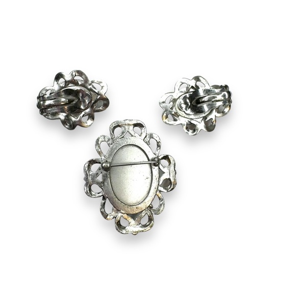 Whiting & Davis Co Matte Cameo Silvertone Brooch Clip On Earrings - Picture 5 of 10